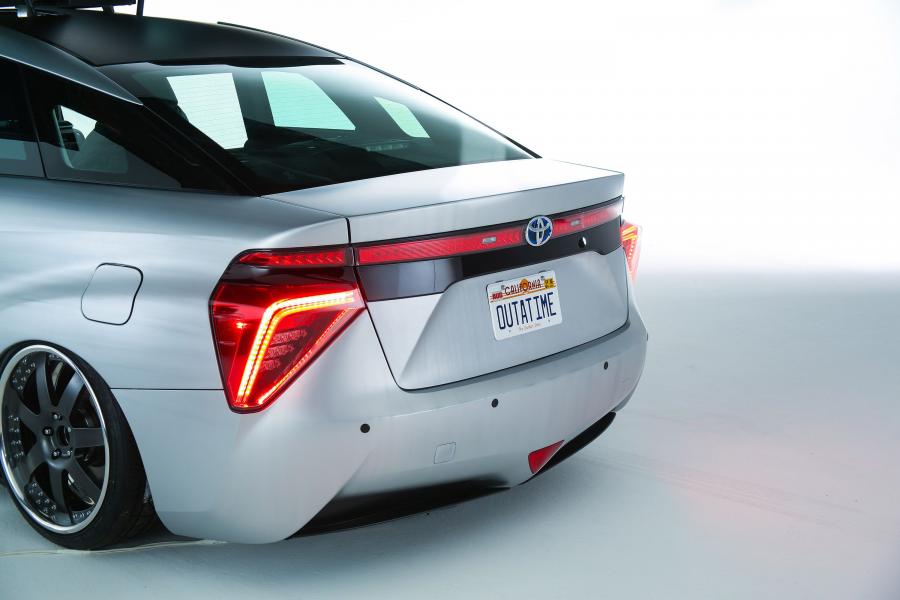 Toyota Mirai Back to the Future Concept 2015 года  (фото 14 из 19)